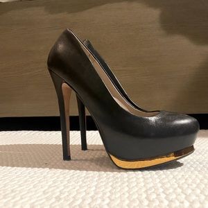 Black pumps